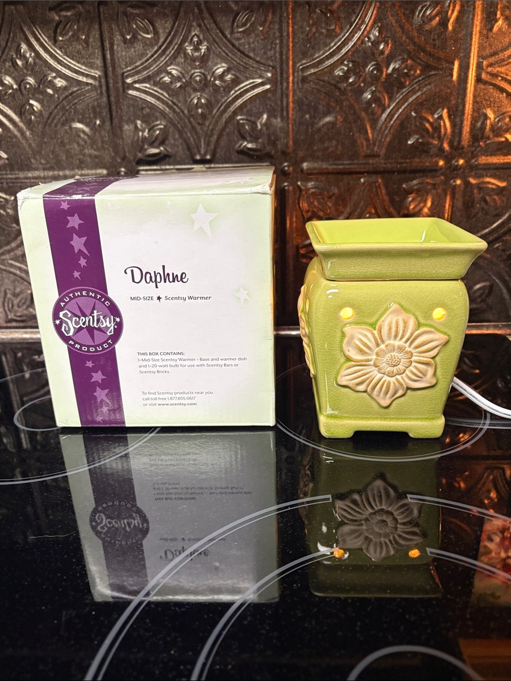 Scentsy Daphne Mid-Size Warmer in Olive Green and Cream